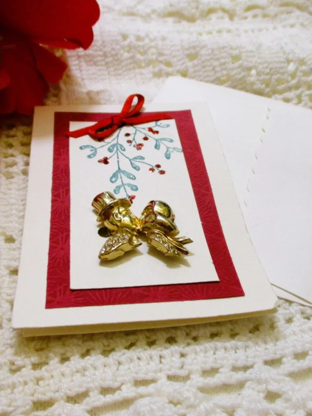 VINTAGE Mistletoe Kissing Couple Brooch Card ~ Gold Plate Rhinestone Jewelry